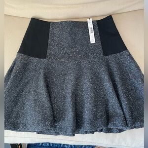 NWT ALICE + OLIVIA mini skirt in grey. Size 6.